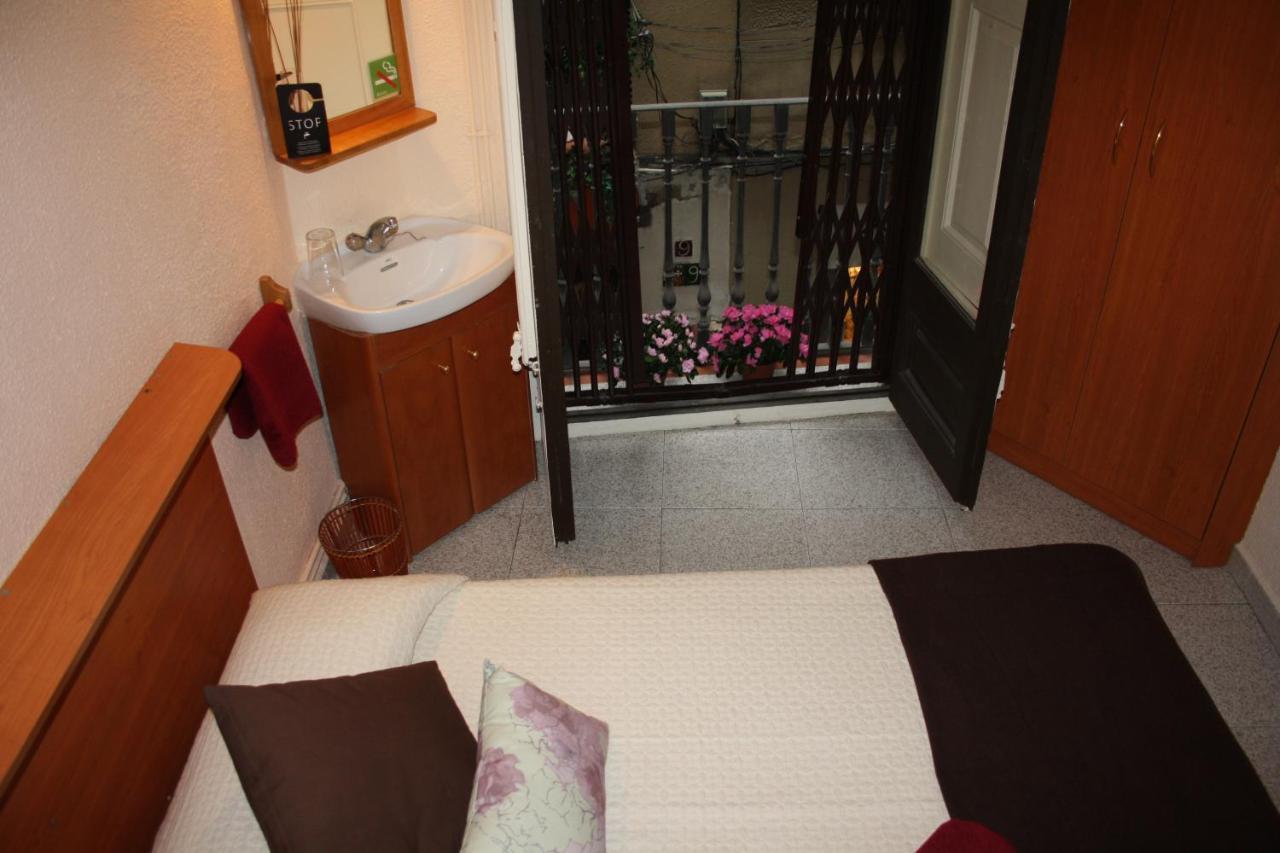 Pension Colmenero Barcelona Room photo